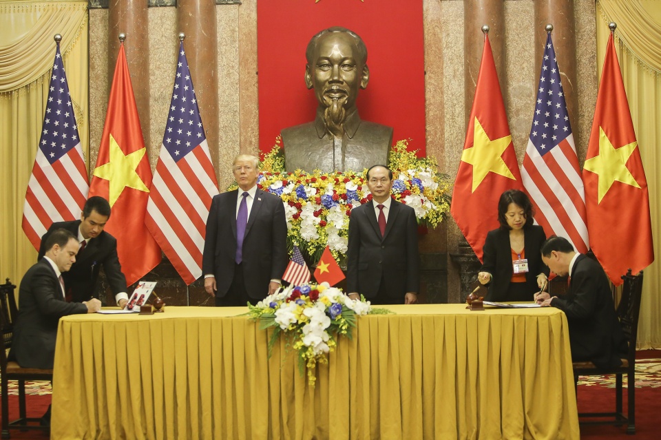 Mr. Do Huu Ha signed the agreement with Mr. Jim Spangler. (Photo: Nguyen Hong)